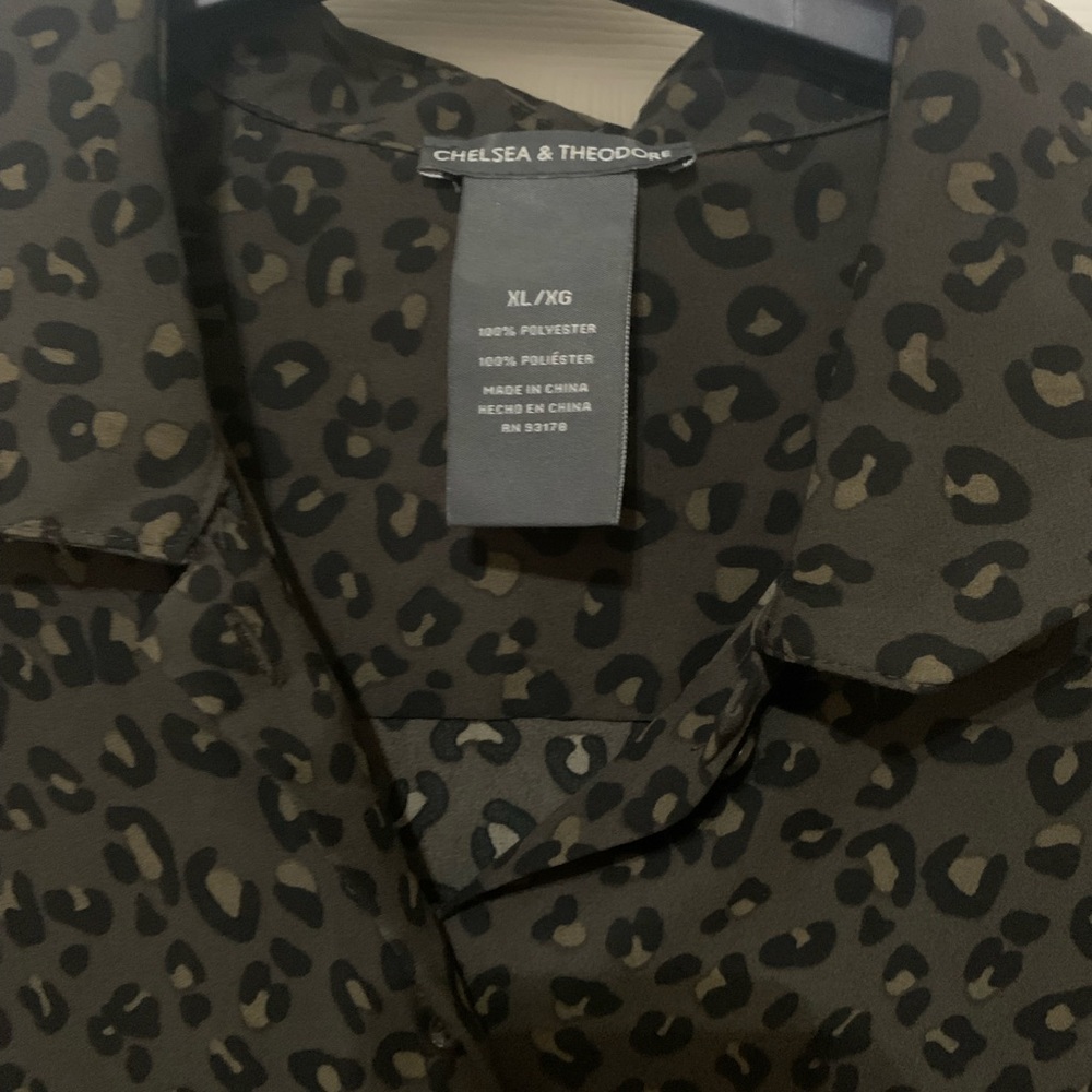 Like new leopard button down - Picture 2 of 3